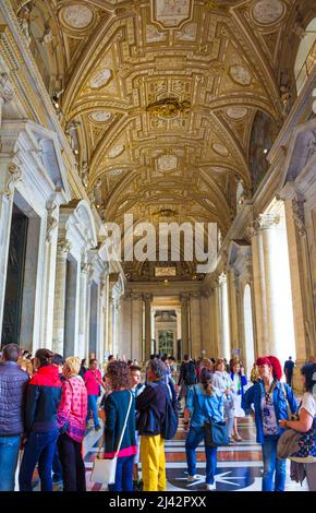 Hinter der façade von St. Peter`s erstreckt sich ein langer Portikus oder `narthex`, wie er gelegentlich in italienischen Kirchen gefunden wurde. Teil des Maderno-Designs Stockfoto